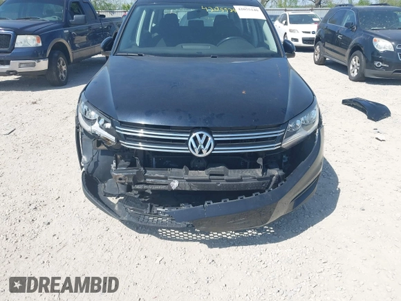 2017 Volkswagen Tiguan S z VIN WVGBV7AX8HK049943, wystawiony jako IAAI lot #42055240 z przebiegiem 113 330 mil mil oraz . Historia ofert i sprzedaży dostępna na DreamBid. Obrazek 6.