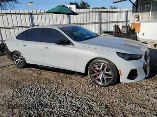 2024 BMW i5 M60 z VIN WBY43FK04RCR21463, wystawiony jako Copart lot #76382184 z przebiegiem 2987 mil mil oraz Szkody całkowita. Historia ofert i sprzedaży dostępna na DreamBid. Obrazek 4.