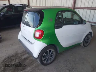 2017 Smart fortwo Pure z VIN WMEFJ9BA8HK231165, wystawiony jako IAAI lot #42238753 z przebiegiem 31 242 mil mil oraz . Historia ofert i sprzedaży dostępna na DreamBid. Obrazek 4.