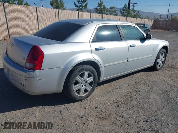 2005 Chrysler 300 z VIN 2C3AK53G25H653389, wystawiony jako IAAI lot #42482526 z przebiegiem 314 939 mil mil oraz . Historia ofert i sprzedaży dostępna na DreamBid. Obrazek 4.