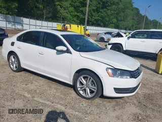 2014 Volkswagen Passat SE z VIN 1VWBN7A30EC027794, wystawiony jako IAAI lot #42115263 z przebiegiem 138 754 mil mil oraz . Historia ofert i sprzedaży dostępna na DreamBid. Obrazek 1.