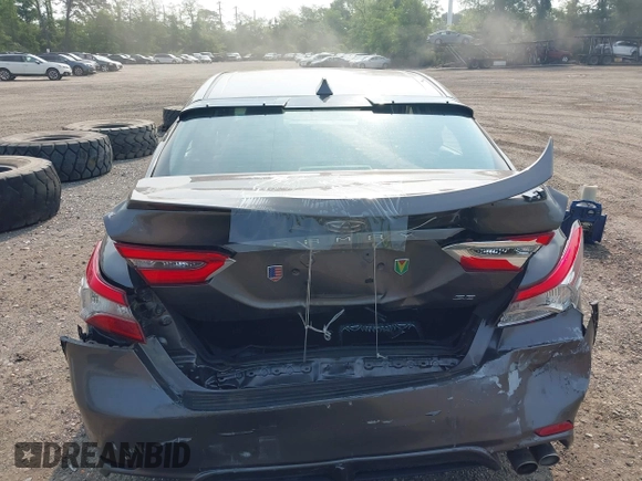 2018 Toyota Camry LE z VIN 4T1B11HK7JU033701, wystawiony jako IAAI lot #42417229 z przebiegiem 49 977 mil mil oraz . Historia ofert i sprzedaży dostępna na DreamBid. Obrazek 6.