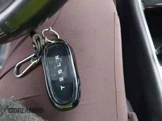 2020 Tesla Model 3 Long Range z VIN 5YJ3E1EBXLF770064, wystawiony jako IAAI lot #41424909 z przebiegiem 96 972 mil mil oraz . Historia ofert i sprzedaży dostępna na DreamBid. Obrazek 11.