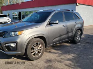 2011 Kia Sorento SX z VIN 5XYKW4A23BG164399, wystawiony jako Copart lot #60940845 z przebiegiem 196 401 mil mil oraz Czysty tytuł • Clean title. Historia ofert i sprzedaży dostępna na DreamBid. Obrazek 2.