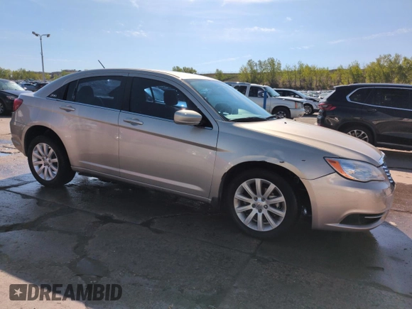 2014 Chrysler 200 Touring z VIN 1C3CCBBB7EN137644, wystawiony jako Copart lot #56254025 z przebiegiem 86 487 mil mil oraz Szkody całkowita. Historia ofert i sprzedaży dostępna na DreamBid. Obrazek 4.