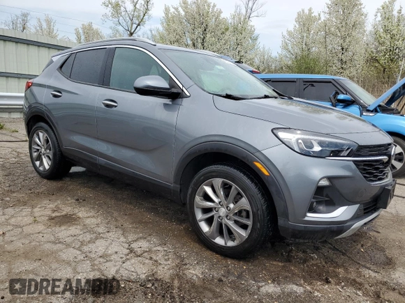2021 Buick Encore GX Essence z VIN KL4MMGSL6MB154142, wystawiony jako Copart lot #54700345 z przebiegiem 86 638 mil mil oraz Czysty tytuł • Clean title. Historia ofert i sprzedaży dostępna na DreamBid. Obrazek 4.
