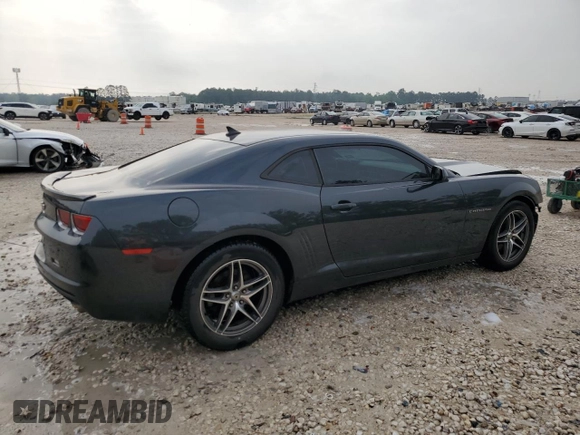 2013 Chevrolet Camaro LS z VIN 2G1FA1E3XD9187283, wystawiony jako Copart lot #53967945 z przebiegiem 146 681 mil mil oraz Czysty tytuł • Clean title. Historia ofert i sprzedaży dostępna na DreamBid. Obrazek 3.