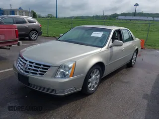 2009 Cadillac DTS 1SA z VIN 1G6KD57Y19U127449, wystawiony jako IAAI lot #42116152 z przebiegiem 107 901 mil mil oraz . Historia ofert i sprzedaży dostępna na DreamBid. Obrazek 2.