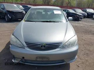 2006 Toyota Camry STD z VIN JTDBE32K063060782, wystawiony jako IAAI lot #42105775 z przebiegiem 304 961 mil mil oraz . Historia ofert i sprzedaży dostępna na DreamBid. Obrazek 12.