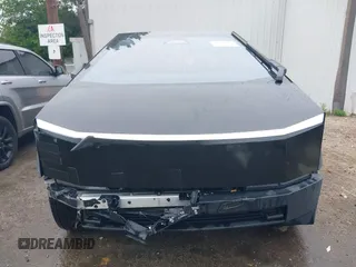 2024 Tesla Cybertruck z VIN 7G2CEHED6RA048460, wystawiony jako IAAI lot #42433721 z przebiegiem 8 019 mil mil oraz . Historia ofert i sprzedaży dostępna na DreamBid. Obrazek 13.