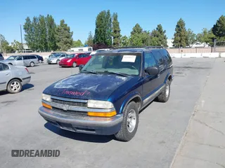 1999 Chevrolet Blazer LS z VIN 1GNCS13W0X2125101, wystawiony jako IAAI lot #42311277 z przebiegiem Nie podano mil oraz . Historia ofert i sprzedaży dostępna na DreamBid. Obrazek 6.
