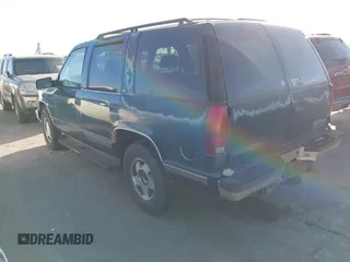 1997 GMC Yukon with VIN 1GKEK13R1VJ723409, listed as a IAAI auction lot 41512184 with 235,988 mi miles. Bid and sale history available at carsss.com. Image 3.