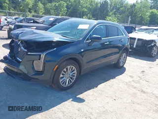 2025 Cadillac XT4 FWD Premium Luxury z VIN 1GYFZCR47SF146106, wystawiony jako IAAI lot #42324320 z przebiegiem 4 601 mil mil oraz . Historia ofert i sprzedaży dostępna na DreamBid. Obrazek 18.