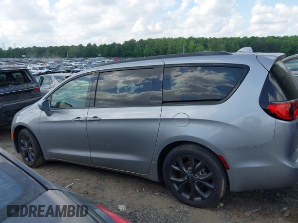 2018 Chrysler Pacifica Touring L with VIN 2C4RC1BG5JR165418, listed as a IAAI auction lot 42143241 with 157,768 mi miles and . Bid and sale history available at DreamBid. Image 13.