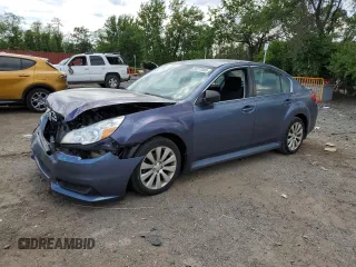 2014 Subaru Legacy 2.5i z VIN 4S3BMBA61E3021280, wystawiony jako Copart lot #55717045 z przebiegiem 105 478 mil mil oraz Szkoda całkowita • Salvage title. Historia ofert i sprzedaży dostępna na DreamBid. Obrazek 1.