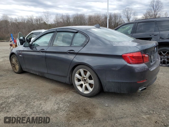 2011 BMW 5 Series 550i z VIN WBAFR9C58BC757285, wystawiony jako Copart lot #49104645 z przebiegiem 137 217 mil mil oraz Czysty tytuł • Clean title. Historia ofert i sprzedaży dostępna na DreamBid. Obrazek 2.