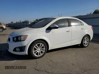 2012 Chevrolet Sonic LT z VIN 1G1JD5SH3C4147508, wystawiony jako Copart lot #76999234 z przebiegiem Nie podano mil oraz Czysty tytuł • Clean title. Historia ofert i sprzedaży dostępna na DreamBid. Obrazek 1.