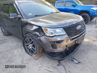 2018 Ford Explorer Sport z VIN 1FM5K8GT9JGC59377, wystawiony jako IAAI lot #42233498 z przebiegiem 103 479 mil mil oraz . Historia ofert i sprzedaży dostępna na DreamBid. Obrazek 6.