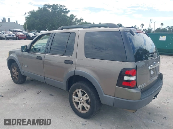 2006 Ford Explorer XLT z VIN 1FMEU63E56UB36500, wystawiony jako IAAI lot #42614748 z przebiegiem 175 966 mil mil oraz . Historia ofert i sprzedaży dostępna na DreamBid. Obrazek 3.