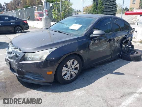 2014 Chevrolet Cruze LS z VIN 1G1PA5SG1E7405326, wystawiony jako IAAI lot #42095319 z przebiegiem Nie podano mil oraz . Historia ofert i sprzedaży dostępna na DreamBid. Obrazek 2.