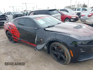 2019 Chevrolet Camaro 1SS z VIN 1G1FE1R73K0141237, wystawiony jako IAAI lot #41550025 z przebiegiem 35 477 mil mil oraz . Historia ofert i sprzedaży dostępna na DreamBid. Obrazek 6.