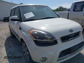 2013 Kia Soul ! with VIN KNDJT2A65D7588128, listed as a IAAI auction lot 42072496 with 178,406 mi miles. Bid and sale history available at carsss.com. Image 1.