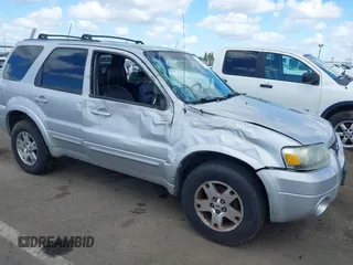 2005 Ford Escape Limited with VIN 1FMYU04165KB19009, listed as a IAAI auction lot 39055762 with 180,484 mi miles. Bid and sale history available at carsss.com. Image 1.