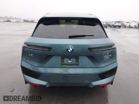 2022 BMW iX xDrive50 z VIN WB523CF03NCK45675, wystawiony jako IAAI lot #41443866 z przebiegiem 21 923 mil mil oraz . Historia ofert i sprzedaży dostępna na DreamBid. Obrazek 16.