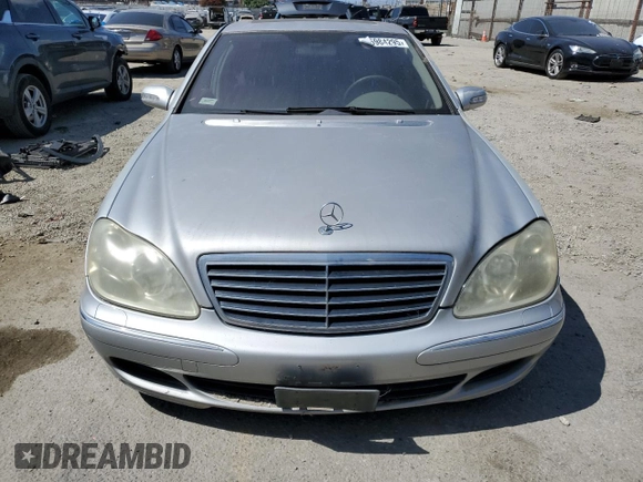 2004 Mercedes-Benz S 500 z VIN WDBNG75J74A419831, wystawiony jako Copart lot #56984295 z przebiegiem Nie podano mil oraz Czysty tytuł • Clean title. Historia ofert i sprzedaży dostępna na DreamBid. Obrazek 5.