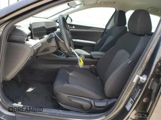 2025 Kia K5 LXS z VIN KNAG24J71S5316232, wystawiony jako Copart lot #61090395 z przebiegiem 12 898 mil mil oraz Czysty tytuł • Clean title. Historia ofert i sprzedaży dostępna na DreamBid. Obrazek 7.