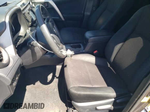 2017 Toyota RAV4 LE z VIN JTMBFREV0HJ703801, wystawiony jako Copart lot #60272025 z przebiegiem 73 370 mil mil oraz Szkoda całkowita • Salvage title. Historia ofert i sprzedaży dostępna na DreamBid. Obrazek 7.