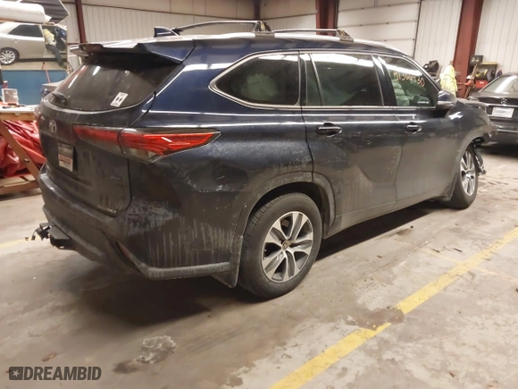 2020 Toyota Highlander XLE with VIN 5TDGZRBH3LS519783, listed as a IAAI auction lot 41366430 with 123,054 mi miles. Bid and sale history available at carsss.com. Image 4.