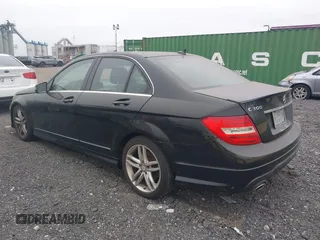 2013 Mercedes-Benz C 300 Sport z VIN WDDGF8AB0DR263382, wystawiony jako IAAI lot #42601043 z przebiegiem 106 154 mil mil oraz . Historia ofert i sprzedaży dostępna na DreamBid. Obrazek 3.