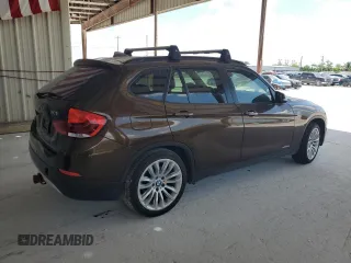2013 BMW X1 xDrive28i z VIN WBAVL1C53DVR82218, wystawiony jako Copart lot #57795745 z przebiegiem Nie podano mil oraz Tytuł czysty. Historia ofert i sprzedaży dostępna na DreamBid. Obrazek 3.