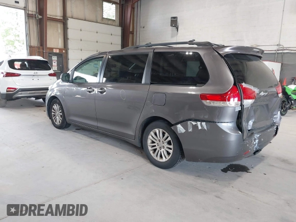 2011 Toyota Sienna XLE AAS z VIN 5TDYK3DC9BS086170, wystawiony jako IAAI lot #42596944 z przebiegiem 156 813 mil mil oraz . Historia ofert i sprzedaży dostępna na DreamBid. Obrazek 3.