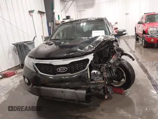 2013 Kia Sorento LX z VIN 5XYKTCA62DG338648, wystawiony jako IAAI lot #42352573 z przebiegiem 164 486 mil mil oraz . Historia ofert i sprzedaży dostępna na DreamBid. Obrazek 12.