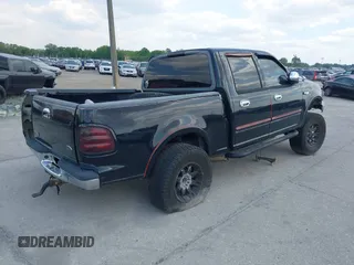 2003 Ford F-150 XLT z VIN 1FTRW08L73KA58913, wystawiony jako IAAI lot #41907277 z przebiegiem 147 294 mil mil oraz . Historia ofert i sprzedaży dostępna na DreamBid. Obrazek 4.