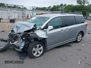 2015 Toyota Sienna LE AAS z VIN 5TDKK3DC6FS688844, wystawiony jako IAAI lot #42557542 z przebiegiem 95 520 mil mil oraz . Historia ofert i sprzedaży dostępna na DreamBid. Obrazek 2.