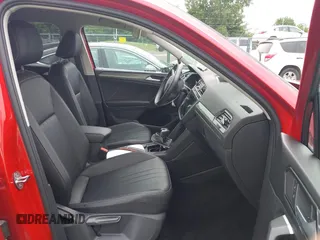 2022 Volkswagen Tiguan SE z VIN 3VV2B7AX0NM020942, wystawiony jako IAAI lot #42475302 z przebiegiem 26 353 mil mil oraz . Historia ofert i sprzedaży dostępna na DreamBid. Obrazek 5.