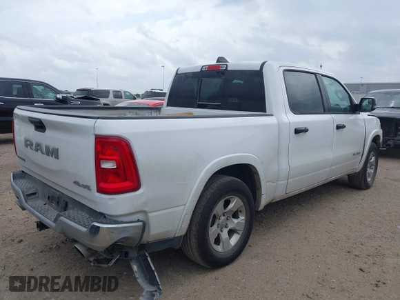 2025 Ram 1500 Big Horn z VIN 1C6SRFFPXSN581512, wystawiony jako IAAI lot #42158063 z przebiegiem 35 469 mil mil oraz . Historia ofert i sprzedaży dostępna na DreamBid. Obrazek 4.