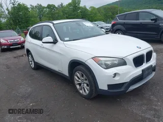 2014 BMW X1 xDrive28i z VIN WBAVL1C53EVY15973, wystawiony jako IAAI lot #42277202 z przebiegiem Nie podano mil oraz . Historia ofert i sprzedaży dostępna na DreamBid. Obrazek 1.