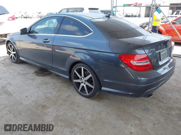 2015 Mercedes-Benz C 250 z VIN WDDGJ4HBXFG390555, wystawiony jako IAAI lot #42288436 z przebiegiem 93 665 mil mil oraz . Historia ofert i sprzedaży dostępna na DreamBid. Obrazek 3.