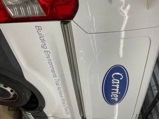 2019 Ford Transit z VIN 1FTYR1YM8KKB87839, wystawiony jako IAAI lot #42511206 z przebiegiem 178 823 mil mil oraz . Historia ofert i sprzedaży dostępna na DreamBid. Obrazek 9.