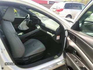 2024 Hyundai Elantra Limited z VIN KMHLN4DJ4RU093132, wystawiony jako IAAI lot #41960097 z przebiegiem 8 445 mil mil oraz . Historia ofert i sprzedaży dostępna na DreamBid. Obrazek 5.