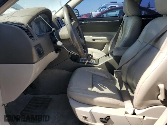 2007 Chrysler 300 Touring z VIN 2C3KA53G17H846188, wystawiony jako Copart lot #56031625 z przebiegiem 121 198 mil mil oraz Szkoda całkowita • Salvage title. Historia ofert i sprzedaży dostępna na DreamBid. Obrazek 7.