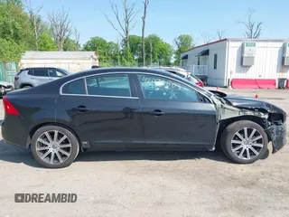 2018 Volvo S60 Inscription z VIN LYV402HK9JB167612, wystawiony jako IAAI lot #42076803 z przebiegiem 67 153 mil mil oraz . Historia ofert i sprzedaży dostępna na DreamBid. Obrazek 14.