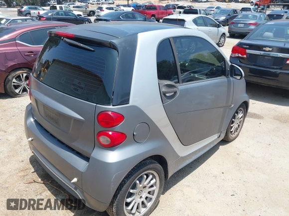 2013 Smart fortwo Pure z VIN WMEEJ3BA4DK611770, wystawiony jako IAAI lot #42432474 z przebiegiem 75 239 mil mil oraz . Historia ofert i sprzedaży dostępna na DreamBid. Obrazek 4.