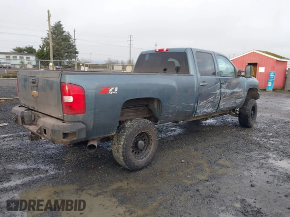 2010 Chevrolet Silverado 3500HD z VIN 1GC4K1B64AF108669, wystawiony jako IAAI lot #41289721 z przebiegiem 206 448 mil mil oraz . Historia ofert i sprzedaży dostępna na DreamBid. Obrazek 4.