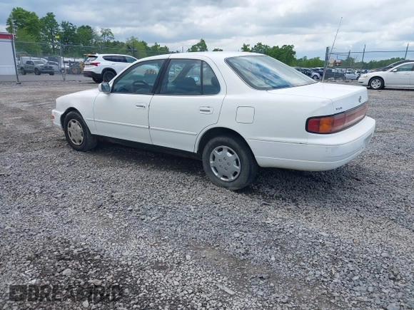 1992 Toyota Camry LE z VIN 4T1SK12E0NU021654, wystawiony jako IAAI lot #42305378 z przebiegiem 305 421 mil mil oraz . Historia ofert i sprzedaży dostępna na DreamBid. Obrazek 3.