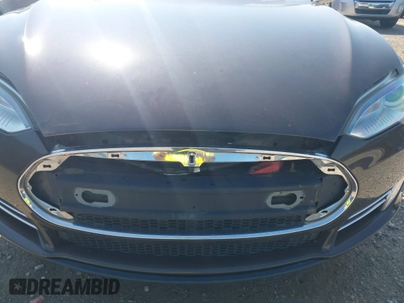 2013 Tesla Model S z VIN 5YJSA1DN6DFP03367, wystawiony jako IAAI lot #42565978 z przebiegiem 105 945 mil mil oraz . Historia ofert i sprzedaży dostępna na DreamBid. Obrazek 6.